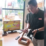 TX Operator Stasiun Relay ANTV Surabaya, Dzikrul Hakim saat mempraktekkan penggunaan STB.