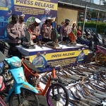 Kasatlantas Polres Pasuruan AKP Yudhi Anugrah Putra, didampingi Kasi Humas Ipda Bambang, dan Kasi Propam Iptu Khojin saat menyampaikan hasil razia selama bulan Ramadan. foto: MOCH ANDY FACHRUDIN/ BANGSAONLINE.com 