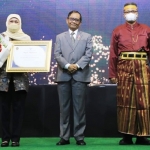 Gubernur Khofifah saat menerima penghargaan sebagai Widyaiswara (WI) Ahli Utama Kehormatan.