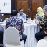 Khofifah saat menerima audiensi Kepala OJK Regional IV Jatim Heru Cahyono, beserta calon penggantinya Bambang Mukti Riyadi di Gedung Negara Grahadi, Surabaya, Kamis (23/1). foto: ist