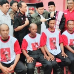 Secara simbolis, Bupati dan Wakil Bupati Nganjuk saat mencukur rambut simpatisan yang akan digundul. foto: BAMBANG/ BANGSAONLINE