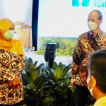 Gubernur Jawa Timur Khofifah Indar Parawansa bersama Ketua Umum Kadin Jawa Timur Adik Dwi Putranto pada acara Rumah Kurasi di Kota Kediri.