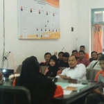 Bawaslu Pacitan saat melakukan koordinasi dan validasi data dengan panwascam dan stakeholder terkait. Foto: Yuniardi Sutondo/ bangsaonline.com