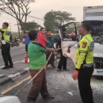 Kondisi truk boks usai mengalami laka di Jl Raya Babat-Lamongan