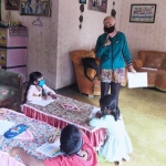Guru SDN 04 Gunungsari saat melakukan home visit karena KBM tatap muka sempat dihentikan.