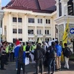 Puluhan aktivis Pergerakan Mahasiswa Islam Indonwsia (PMII) Kabupaten Tuban saat menggelar aksi di depan halaman Kantor Pemkab Tuban. Foto: AHMAD CHOIRUDIN/ BANGSAONLINE