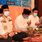 Wali Kota Pasuruan Gus Ipul didampingi Wakil Wali Kota Pasuruan Adi Wibowo (Mas Adi) mendatangi rumah duka Lettu Imam Adi Komaruddin. (foto: ARDIANZAH/BANGSAONLINE)
