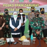 Forkopimda Jawa Timur saat melakukan pengecekan Posko PPKM Darurat di Desa Sawotratap, Kecamatan Gedangan, Kabupaten Sidoarjo.
