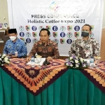 Kepala Puslitkoka Kabupaten Jember, Agung Wahyu Susilo dalam rilis pers bersama Kepala Dinas Pertanian dan Dinas Perindustrian dan Perdagangan Kabupaten Jember, Senin (29/11), di Aula Puslitkoka Jember.