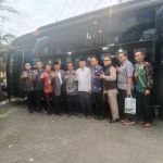 Dirut PT GCS,  Awang Djohan Bachtiar (dua dari kanan) foto bersama di samping laboratorium mobile saat memamerkan Smart Farming Minilab dalam Digifest UIN Maliki di Kota Malang, padal 23 hingga 25 Mei 2025. FOTO: ist.