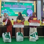 Menteri Sosial, Saifullah Yusuf, saat menyerahkan bantuan kepada korban ambruknya musala Pondok Pesantren Al-Khoziny dalam acara Tahlil Akbar Syuhada Santri Al-Khoziny yang digelar di Aula KH. M. Hasyim Asy’ari, Kantor PWNU Jawa Timur, Sabtu (11/10/2025).