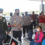 Kapolres Jombang, AKBP Moh Nurhidayat, saat meninjau penumpang kereta api di stasiun.