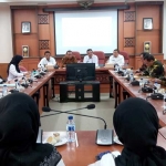 Wabup Moh. Qosim saat memimpin rapat membahas Kampus D3 Keperawatan Fakultas Vokasi Unair.. foto: SYUHUD/ BANGSAONLINE