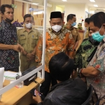 Bupati Fandi Akhmad Yani mendampingi rombongan Komisi II DPR RI melihat pelayanan di MPP. foto: SYUHUD/ BANGSAONLINE