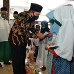 Bupati Nganjuk Novi Rahman Hidayat memberikan santunan kepada anak yatim. foto: BAMBANG/ BANGSAONLINE