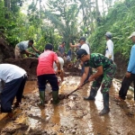 Anggota Koramil 0808/13 Doko, Kodim 0808 Blitar laksanakan kerja bakti.