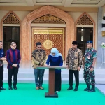 Gubernur Jatim, Khofifah Indar Parawansa saat meresmikan Masjid Baitus Sholihin SMAN 3 Taruna Angkasa Madiun. (Ist)