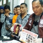 Kapolres Bangkalan AKBP Boby P. Tambunan menunjukkan foto pelaku begal.