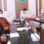 Gus Ipul bersama jajaran mengikuti dari Media Command Centre Kota Pasuruan, Kamis (05/08/21).