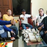 Ketua Golkar Nurhamim, Ketua PDIP Siti Muafiyah, Ketua PAN Khamsun, Ketua PPP Nadir dan Ketua PD Eddy Santoso dalam suatu pertemuan. foto: syuhud/ bangsaonline