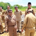 Bupati Baddrut Tamam beserta Forkopimda dan Tim Wasev dari Kodam V/Brawijaya sedang meninjau waduk di lokasi TMMD di Desa Rek Kerrek Palengaan.