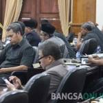 MEMALUKAN: Inilah foto-foto anggota dewan yang main Hp saat rapat paripurna. foto: SUWANDI/ BANGSAONLINE