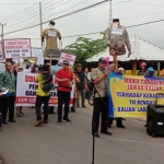 Anggota Koperasi Pegawai Republik Indonesia (KPRI) Dwijo Utomo saat demo menuntut pertanggungjawaban pengurus terkait hilangnya dana Rp2,6 miliar.