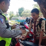 Pelajar SMP yang kena razia polisi dan ditilang karena tak memiliki SIM dan helm di Jl Raden Wijaya Kota Mojokerto, Rabu (11/1).