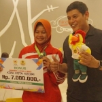 Wali Kota Kediri ketika menyerahkan bantuan pada atlet