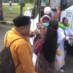 Kedatangan jemaah haji asal Kabupaten Tuban disambut haru sanak keluarga.