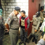 Petugas Satpol PP saat menggerebek salah satu rumah karaoke ilegal.