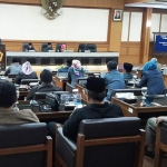 DPRD Gresik saat paripurna dengan agenda penyampaian Raperda. foto: SYUHUD/ BANGSAONLINE