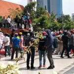 Aksi unjuk rasa yang digelar ratusan warga Bangkalan di Balai Kota Surabaya, Selasa (22/6) kemarin.