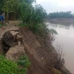 Longsor di Bojonegoro membuat sebagian kampung hilang menjadi sungai. (foto: eki nurhadi/ BANGSAONLINE)