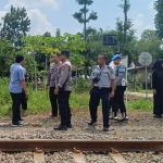 Petugas saat olah TKP tewasnya seorang lansia akibat tertemper kereta api di Blitar.