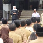 Gubernur Khofifah Indar Parawansa memimpin Apel Pagi di Halaman Kantor Gubernur Jatim, Jl. Pahlawan No. 110 Surabaya. foto: ist