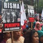 Para pendukung Wali Kota Surabaya Tri Rismaharini dari Gerak Indonesia menggelar unjuk rasa ke kantor DPP PDIP di Jalan Diponegoro, Menteng, Jakarta Pusat.