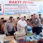 Kasatlantas Polres Pamekasan AKP Didik Sugiarto saat memberikan bantuan terhadap anak yatim di Ponpes An-Nidhomiyah.