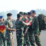 ?

Panglima TNI Jenderal TNI Dr. Moeldoko secara simbolis menyematkan identitas di pundak pada 