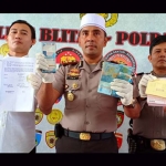 Tim Saber Pungli Polres Blitar menunjukkan barang bukti OTT. foto: AKINA/ BANGSAONLINE