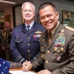 Kepala Angkatan Udara Australia Marsekal Mark Binskin dan Panglima TNI Jenderal Gatot Nurmantyo sebelum kasus penghinaan terhadap Pancasila terungkap.