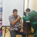 Wali Kota Kediri, Abdullah Abu Bakar, saat menerima vaksin booster. Foto: Ist