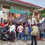 Sejumlah massa LSM yang tergabung dalam Kompak saat menggelar demo di depan gedung PN Gresik. foto: SYUHUD/ BANGSAONLINE