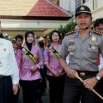 Staf Kemen-PAN-RB, Jeffrey Allen Muller (kiri) saat meninjau layanan SIM dan SKCK online didampingi jajaran Polres Banyuwangi.