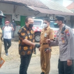 Bupati Jember Hendy Siswanto saat mendatangi sejumlah warga isoman di Kelurahan Banjarsengon Kecamatan Patrang, Jember.