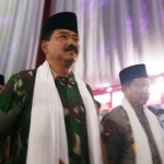 Panglima TNI Marsekal TNI Hadi Tjahjanto, bersama Kapolri Jenderal Polisi Tito Karnavian saat menghadiri safari ramadan. foto: DEVI/ BANGSAONLINE