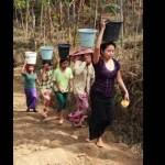 Para wanita warga Lumajang ini tiap hari susah payah mengangkut air bersih dari jarak yang jauh ke rumahnya. Foto: www.kindo.hk