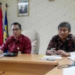 Kepala Kanwil DJP Jatim II, Irawan (kiri) saat Dialog Amnesti Pajak Tahap II, di Kantor Kanwil DJP Jatim II, Jalan Raya Juanda Sidoarjo, Jumat (7/10). foto: MUSTAIN/ BANGSAONLINE