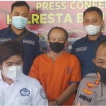 SBU, pelaku pemerkosaan cucu tiri saat di Mapolresta Banyuwangi.