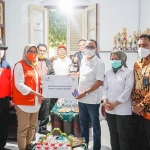 PLN diwakili Wakil Ketua Komisi VII DPR RI, Bambang Haryadi, saat menyerahkan bantuan untuk warga terdampak erupsi Gunung Semeru kepada Wakil Bupati Lumajang, Indah Amperawati. Tampak hadir mendampingi, General Manager PLN UIT JBM, Didik Fauzi Dakhlan dan Manager PLN UP3 Jember, Yudi Lodianto.